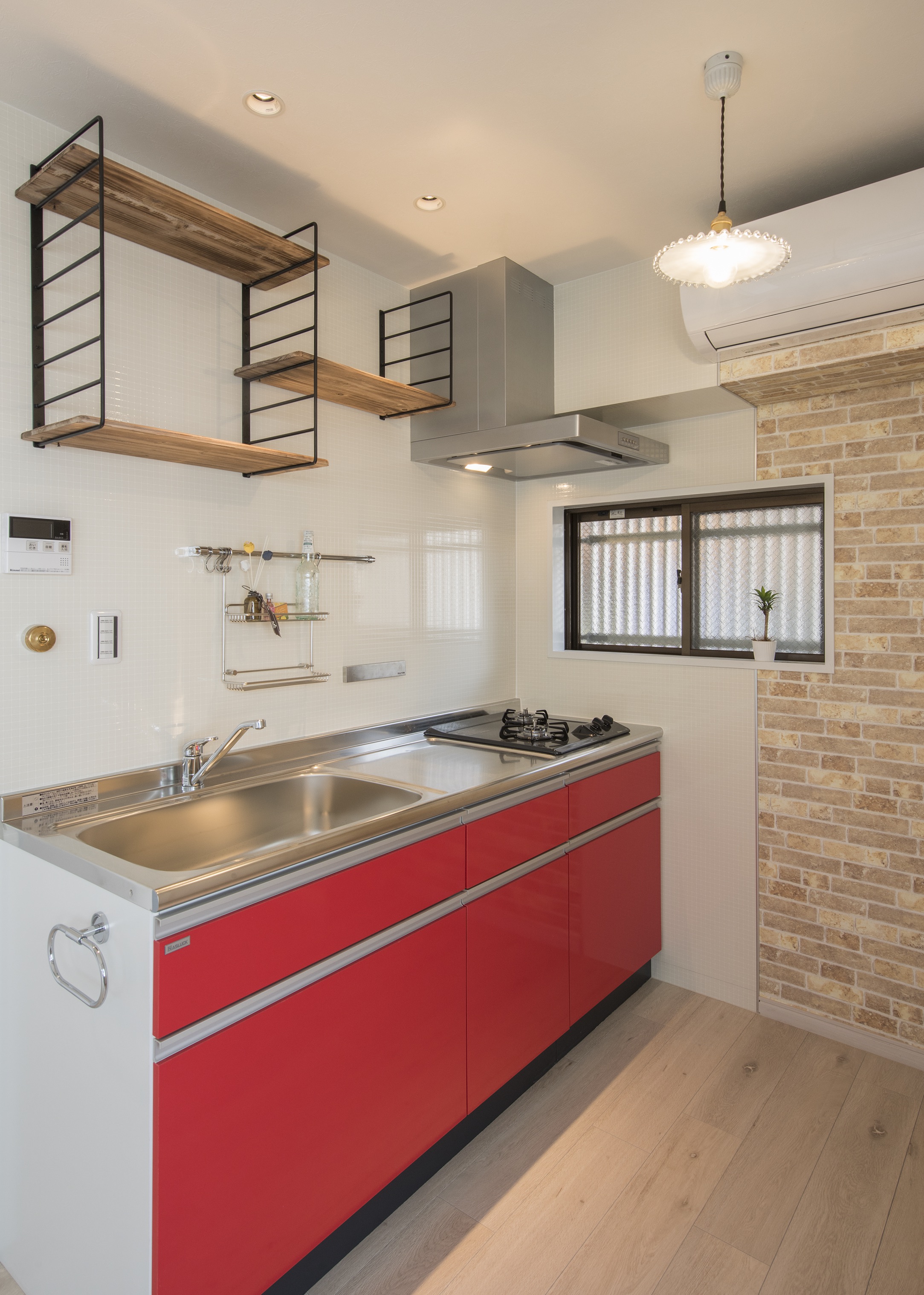 印象的な赤いキッチンの賃貸用マンションリフォーム01