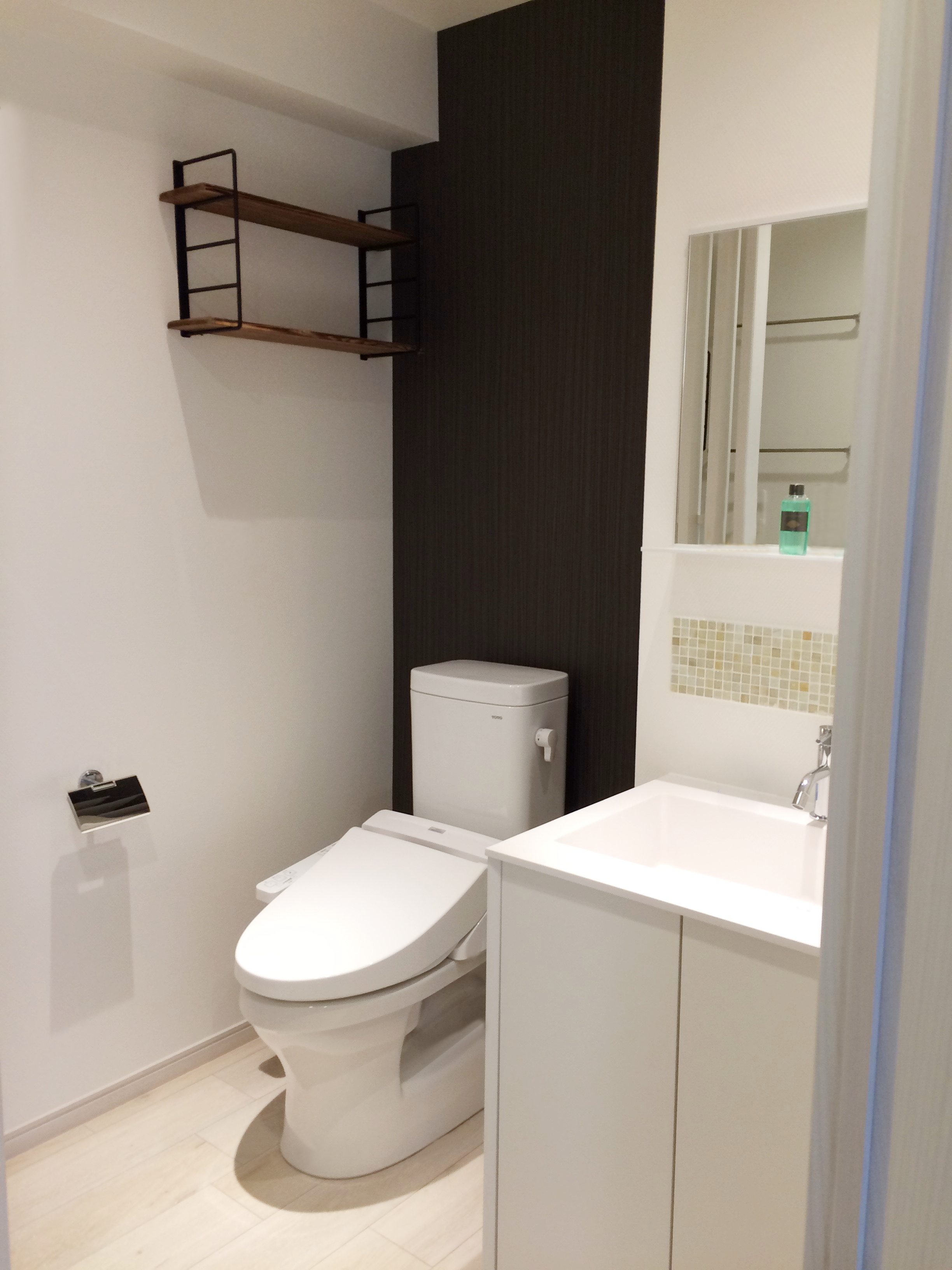 印象的な赤いキッチンの賃貸用マンションリフォーム08