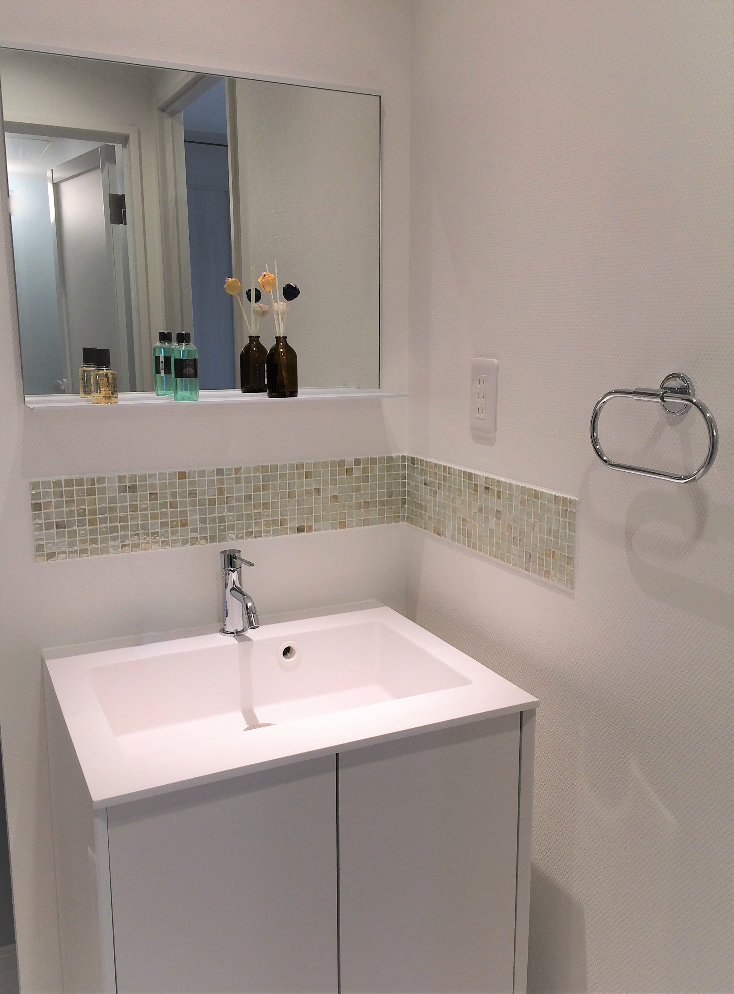 印象的な赤いキッチンの賃貸用マンションリフォーム06