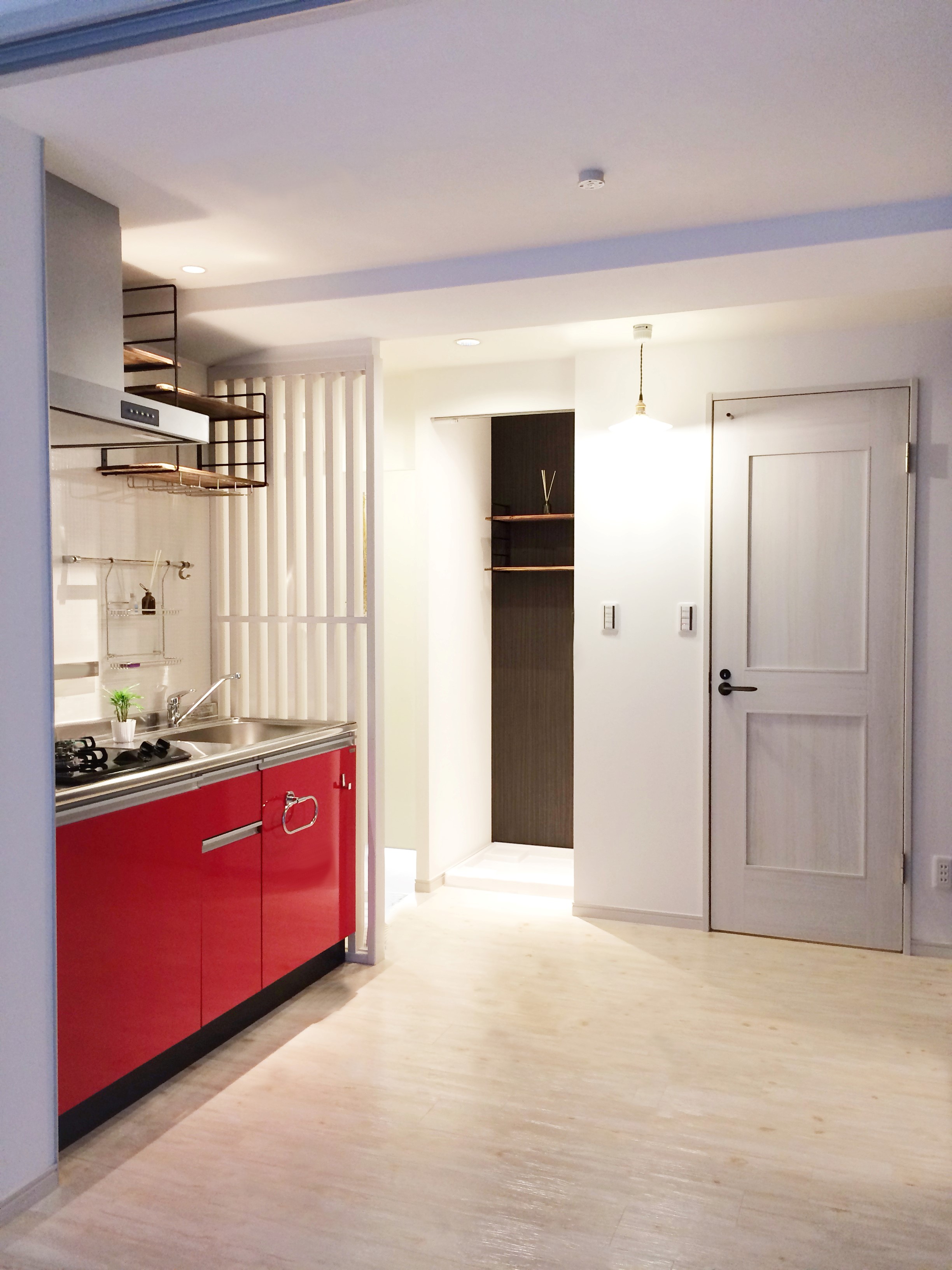 印象的な赤いキッチンの賃貸用マンションリフォーム03